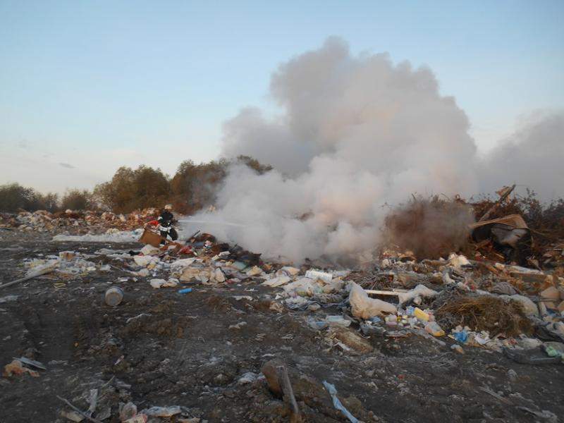 На Киевщине вблизи аэропорта горит мусорная свалка (фото)