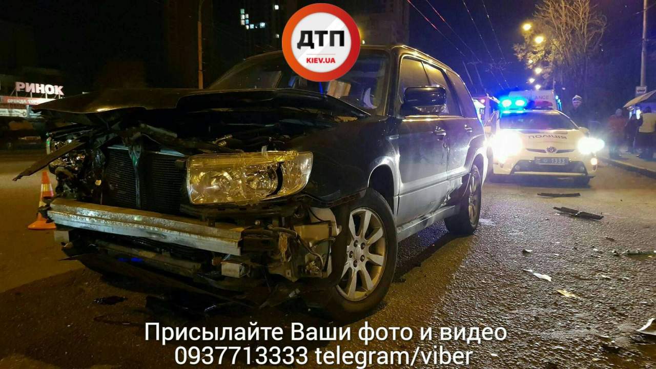 В Киеве в результате ДТП автомобиль врезался в электроопору (фото)