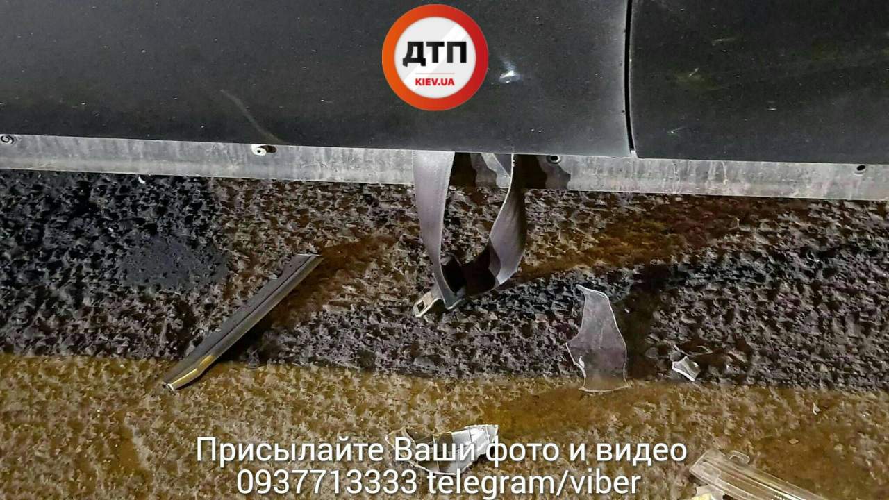 В Киеве в результате ДТП автомобиль врезался в электроопору (фото)