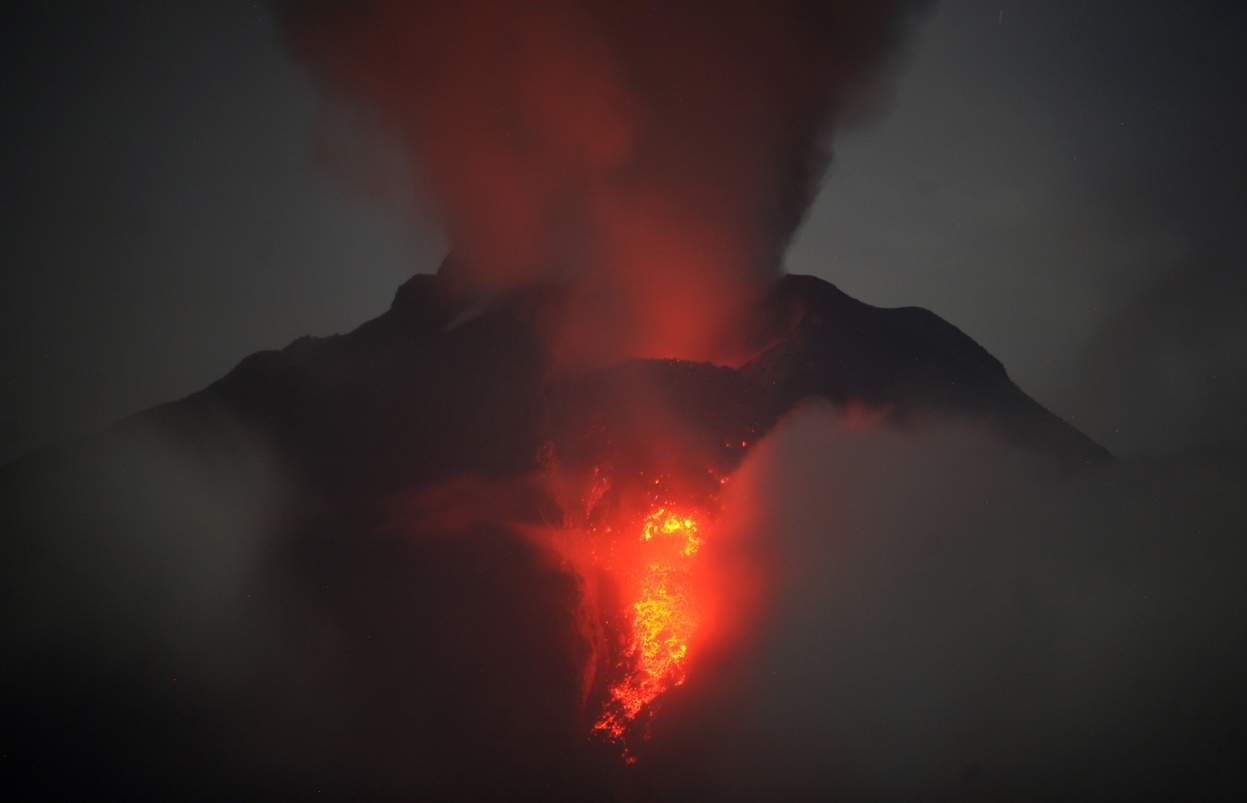 В Индонезии ввели чрезвычайное положение из-за извергающегося вулкана