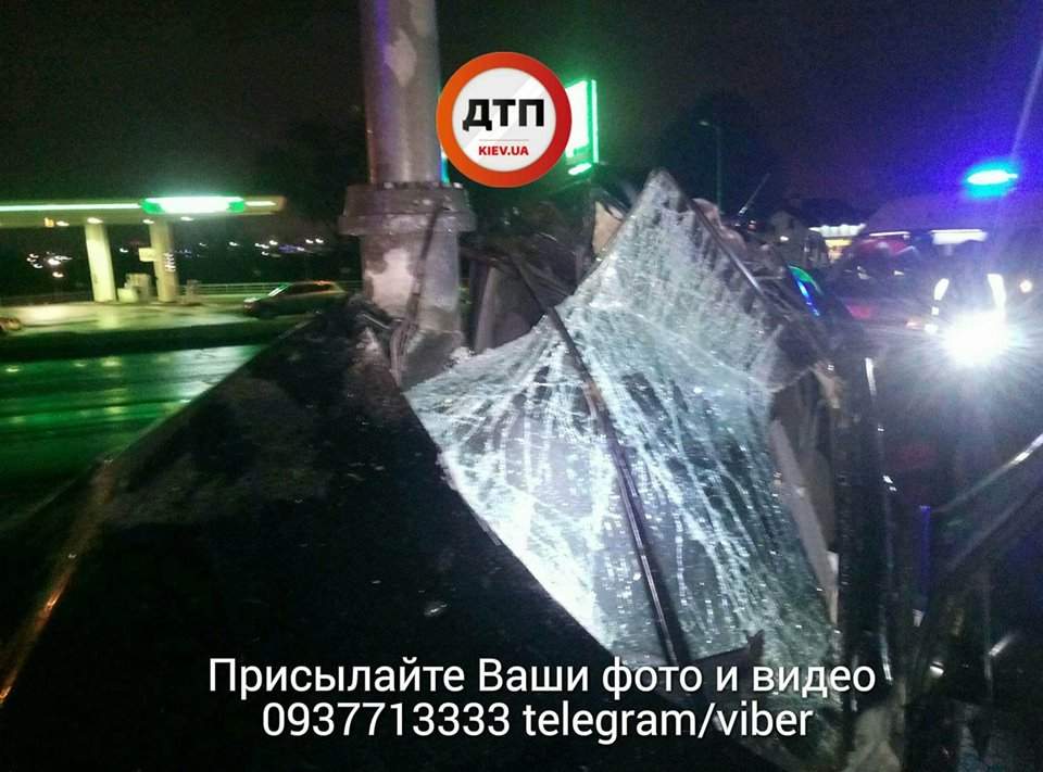 ДТП с пострадавшими в Киеве: Автомобиль всмятку (Фото)