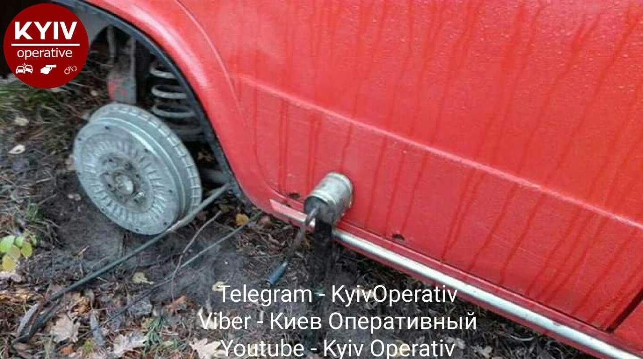 В Киеве во время прогулки девушка обнаружила свой автомобиль в разобранном виде (фото)