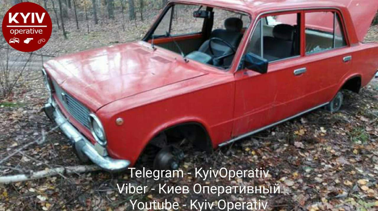 В Киеве во время прогулки девушка обнаружила свой автомобиль в разобранном виде (фото)