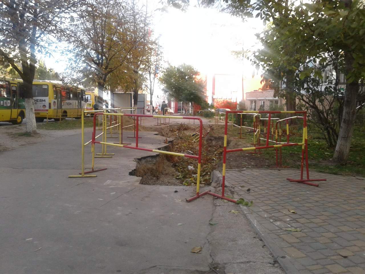 Одесские коммунальщики выкапывают в центре города котлованы и бросают их