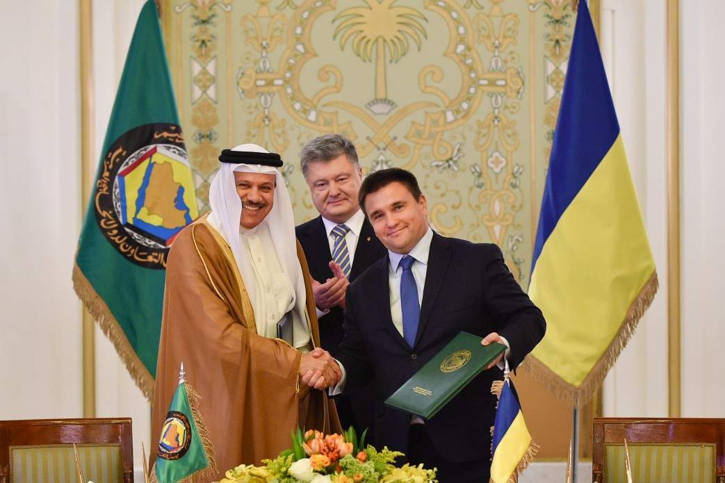 Порошенко во время визита в Саудовскую Аравию призвал защищать права крымских татар (Фото)