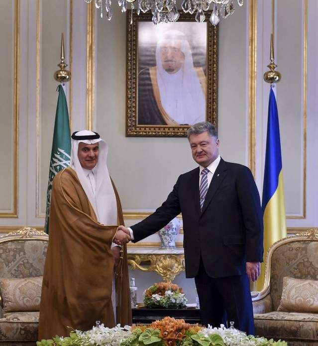 Порошенко во время визита в Саудовскую Аравию призвал защищать права крымских татар (Фото) 