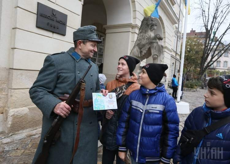 Во Львове воссоздали военно-историческое действо "Провозглашение ЗУНР"