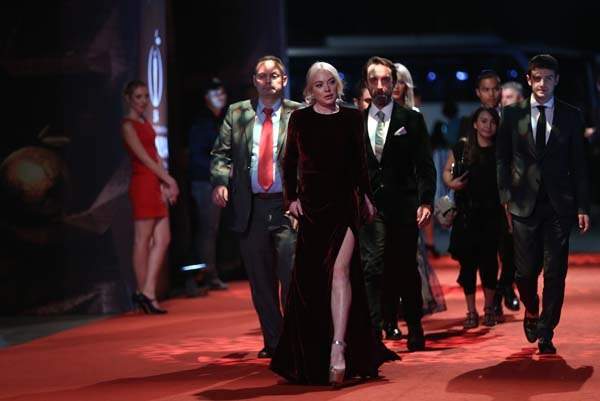 Голливудская актриса блеснула в бархатном платье на ковровой дорожке в Турции (фото)