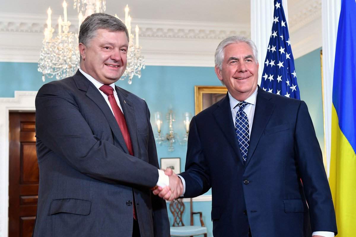 Порошенко и Тиллерсон обсудили вопрос введения миротворческой миссии на Донбасс