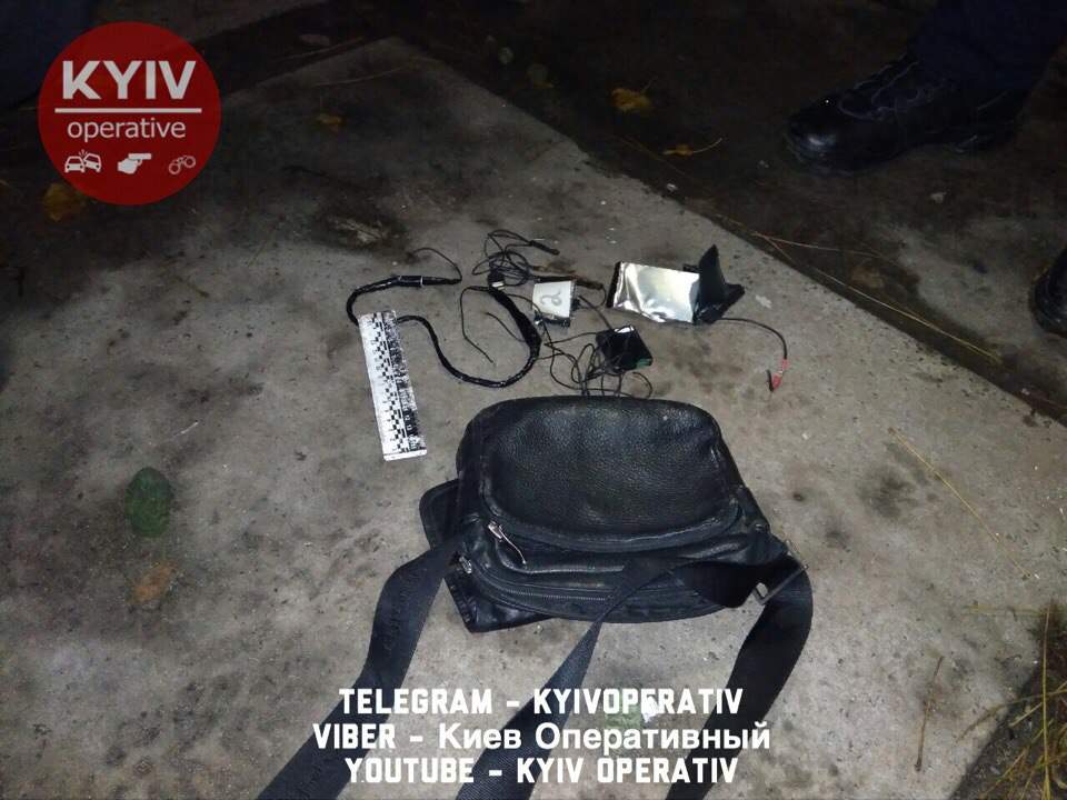 В Киеве неизвестный мужчина оставил школьникам сумку с подозрительным предметом (видео)