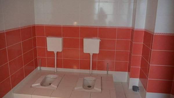 Советский ремонт туалетов в Мариупольской школе возмутил соц.сеть (Фото)