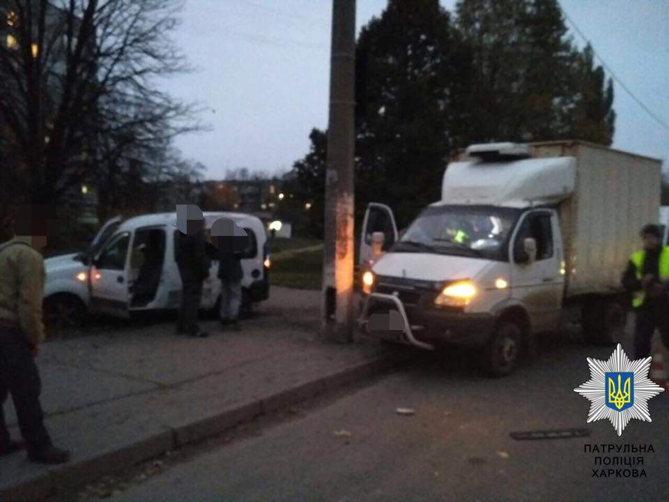 В результате серьёзной аварии в Харькове чудом никто не пострадал (Фото)