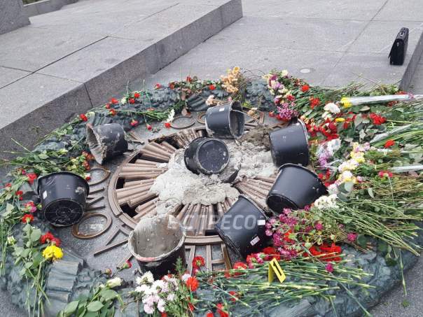 В Киеве осквернили "Вечный огонь" (Фото) 