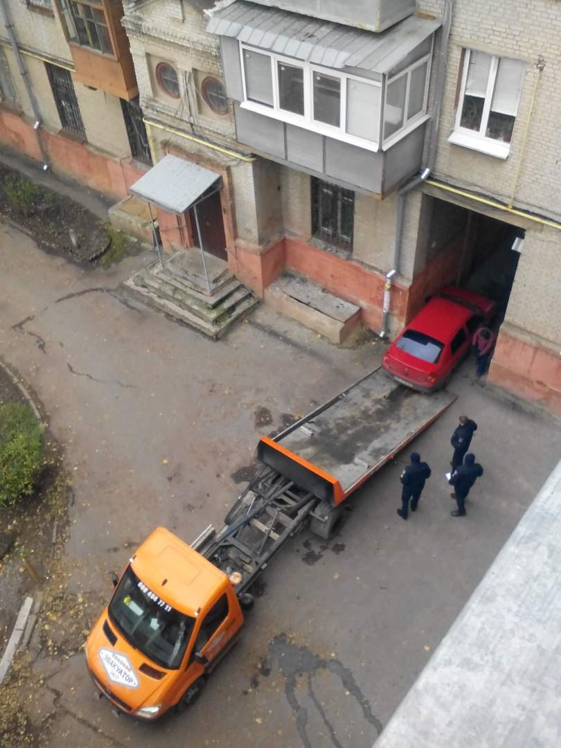 «Поворот не туда»: В Харькове водитель авто решил проскочить через тоннель (фото)