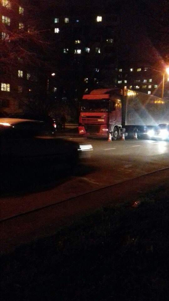 Во Львове водитель грузовика умер за рулём и врезался в легковушку (фото)