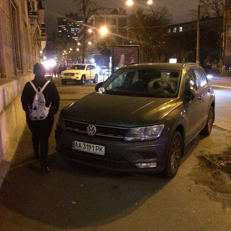 В Киеве автохаму "украсили" автомобиль детскими памперсами (фото)