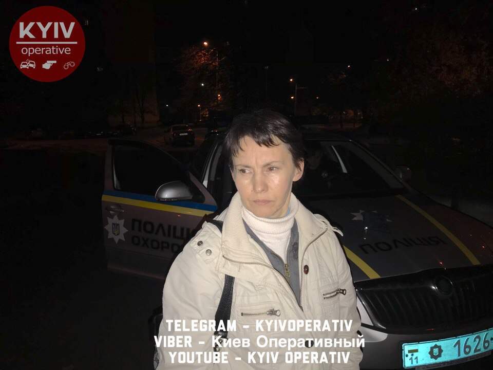 В Киеве женщину застали за употреблением наркотиков просто на улице (Видео) 