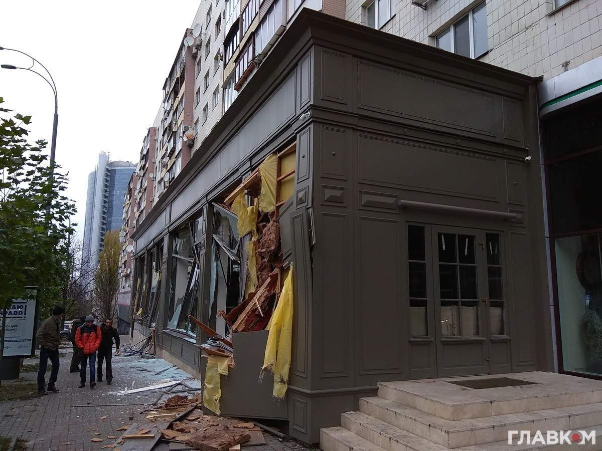 Неизвестные разнесли экскаватором магазин в Киеве (Видео) 