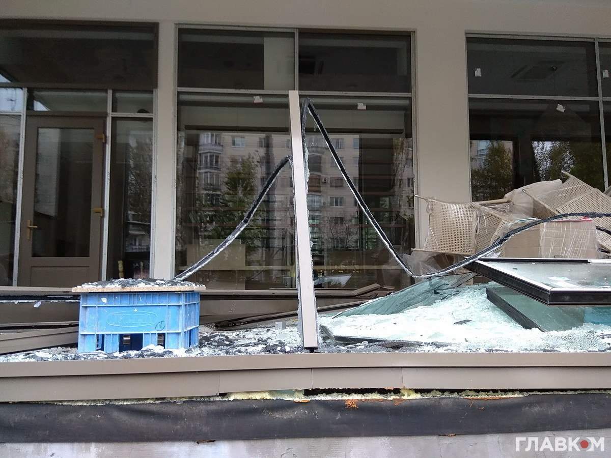 Неизвестные разнесли экскаватором магазин в Киеве (Видео) 