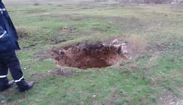 В Донецкой области образовался значительный обвал земли (фото)