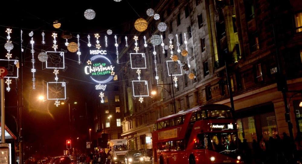 В Париже и в Лондоне голливудские звёзды открыли рождественские декорации (фото)