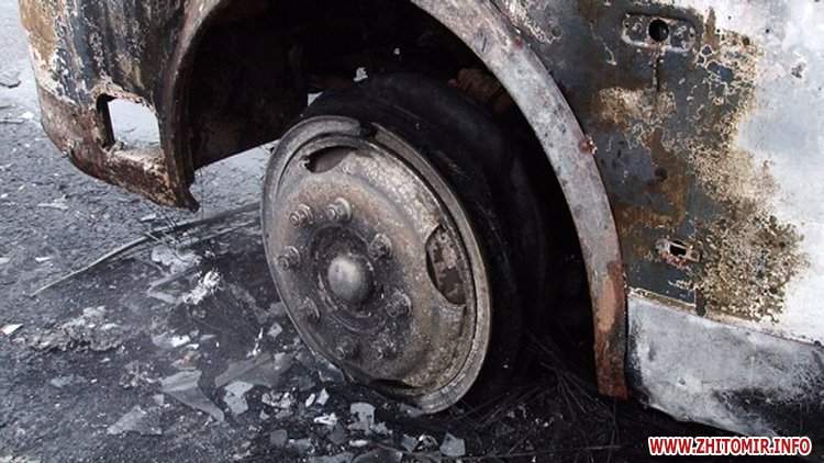 В Житомирской области вспыхнул автобус с трупом (Фото)
