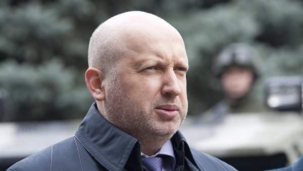 Турчинов заявил, что РФ стягивает свои войска к границам Украины