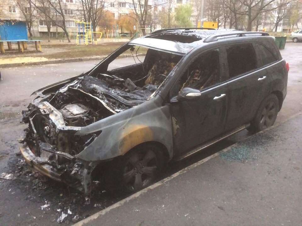 В Харькове неизвестные подожгли легковой автомобиль (фото)