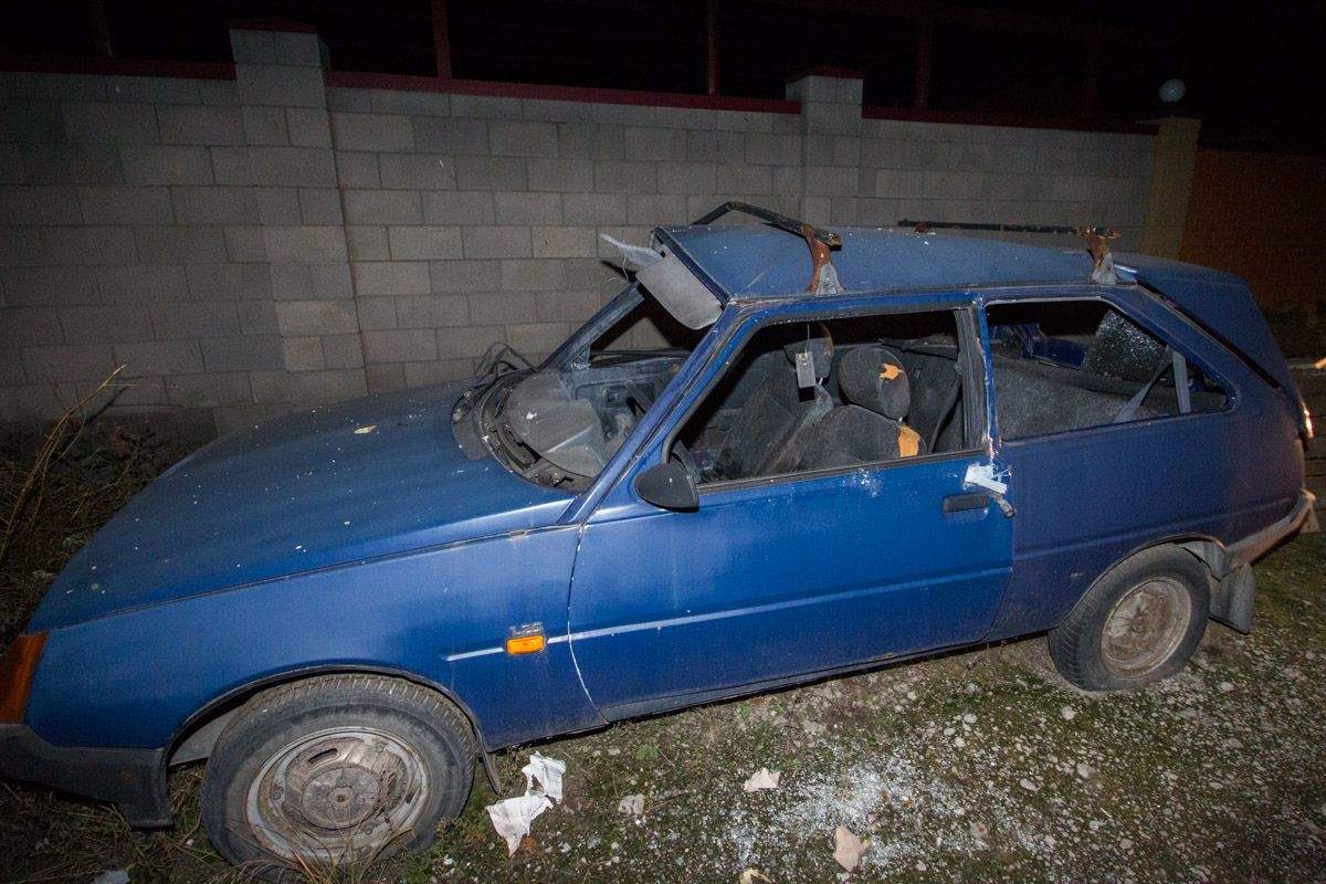 В Днепре ночью злоумышленники подорвали старый автомобиль (фото)