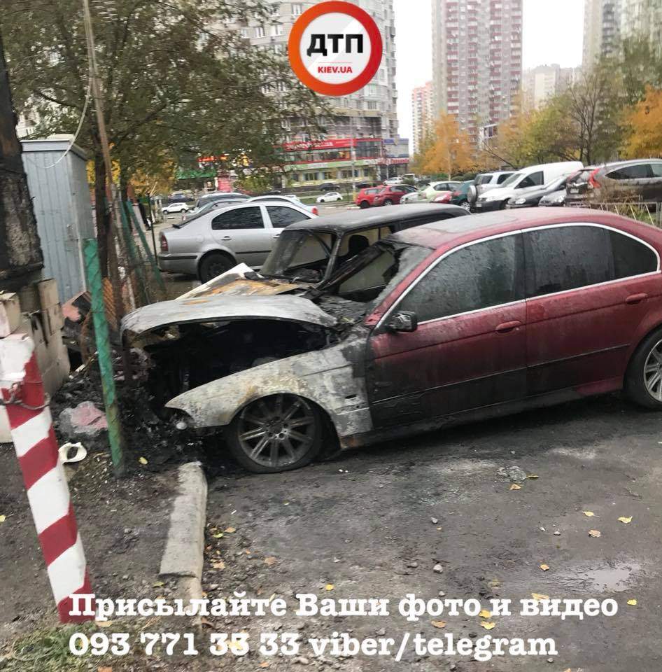 В Киеве на охраняемой парковке сожгли два автомобиля (фото)