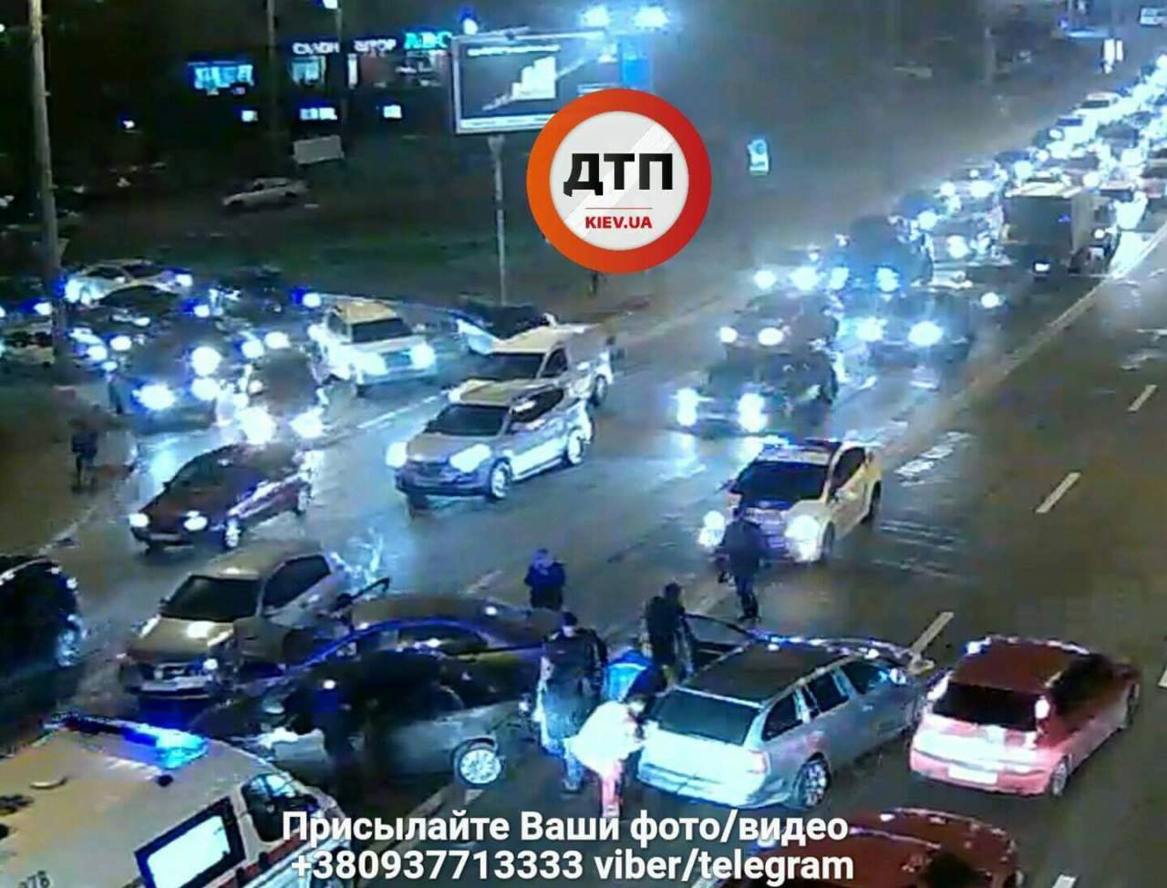 В Киеве ДТП при участии 5 авто: в одном из них зажало беременную женщину (фото)