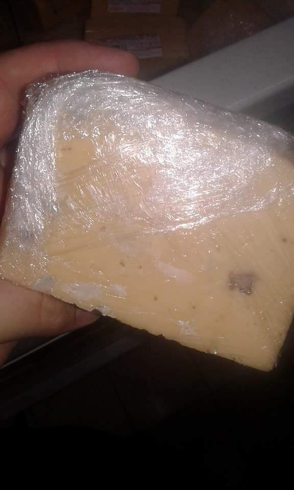 На прилавках одесского «Фуршета» обнаружили сыр с плесенью (фото)