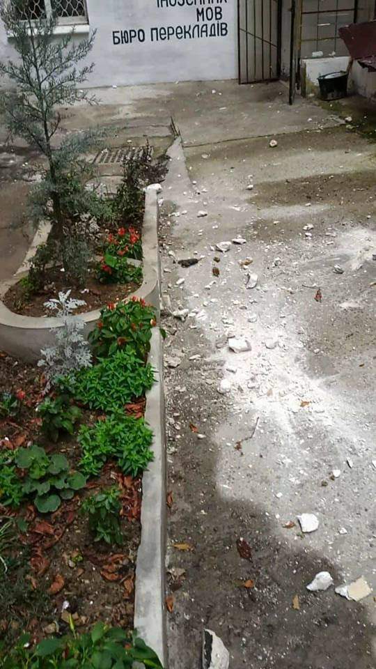 Одесситы жалуются на одну из улиц, где с крыш постоянно валятся камни (Фото)
