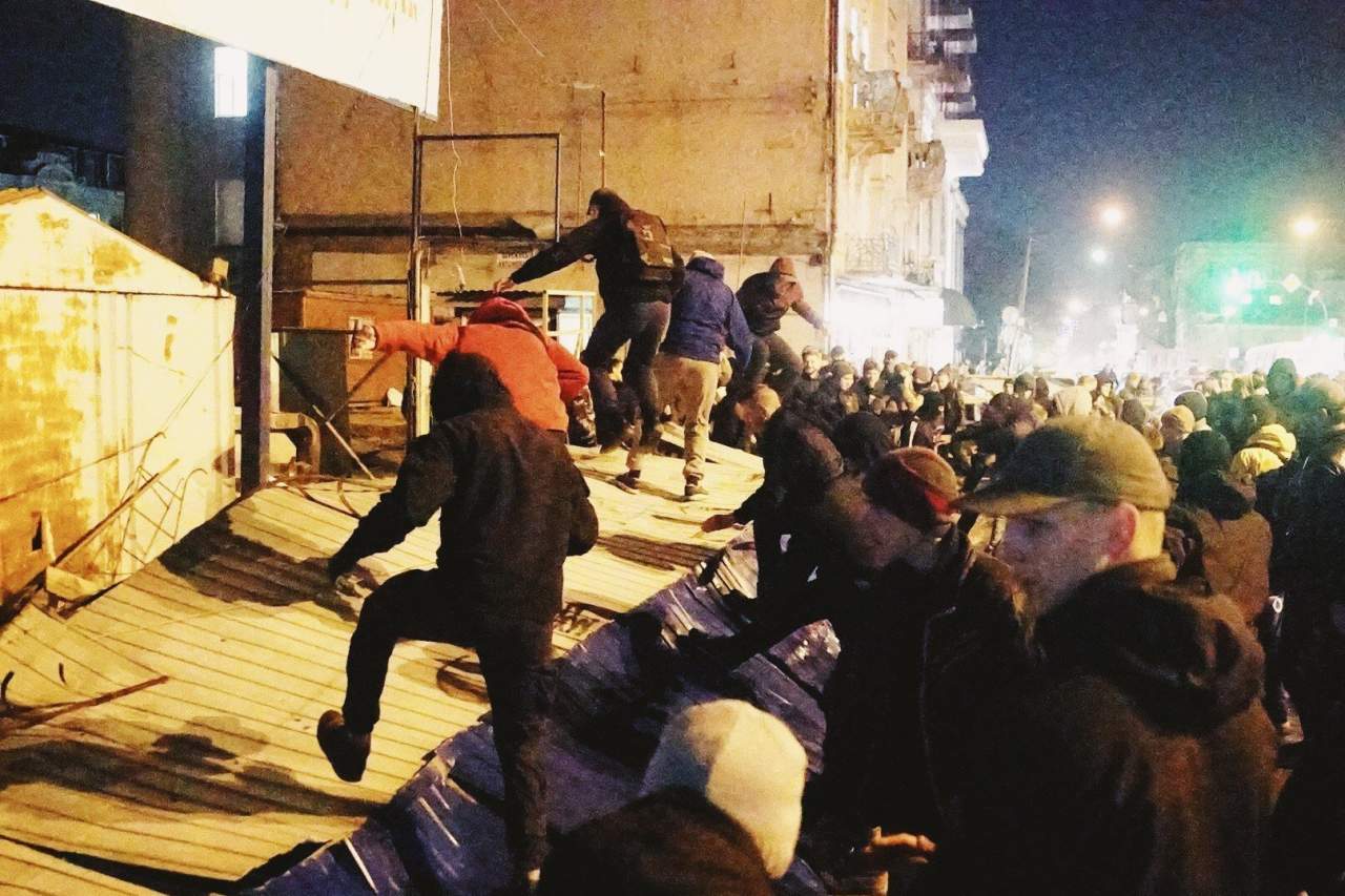 "Национальный корпус" заблокировал строительные работы на месте Сенного рынка в Киеве (Видео)
