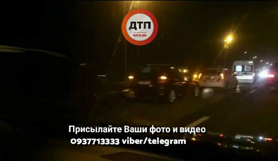 В Киеве столкнулось 4 автомобиля. Есть пострадавшие (Фото)