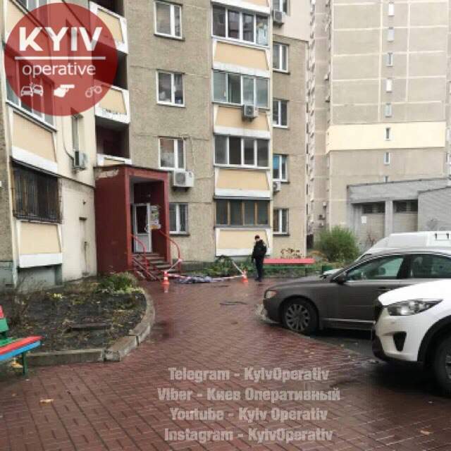В Киеве возле жилого дома обнаружили бездыханное тело (фото)