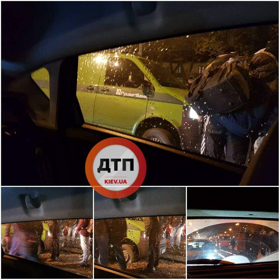 В Киеве инкассаторский автомобиль «Приватбанка» застрял на рельсах (фото)