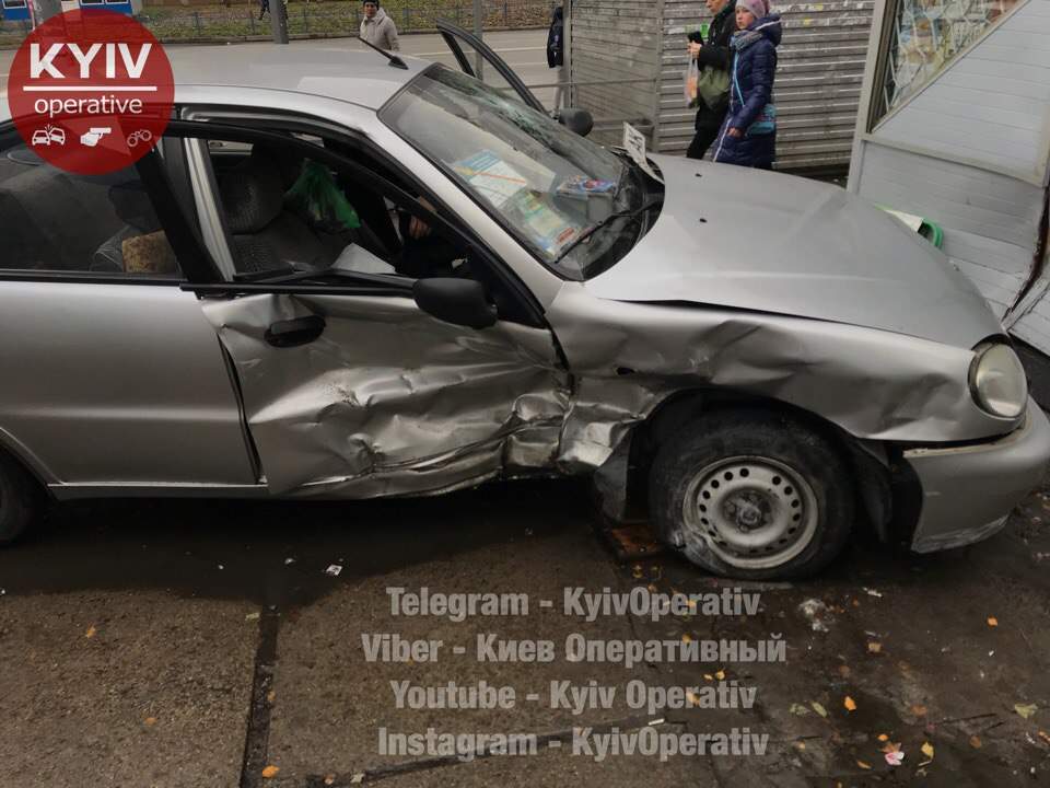 Очередное ДТП в Киеве: один из автомобилей отбросило в остановку транспорта (фото)