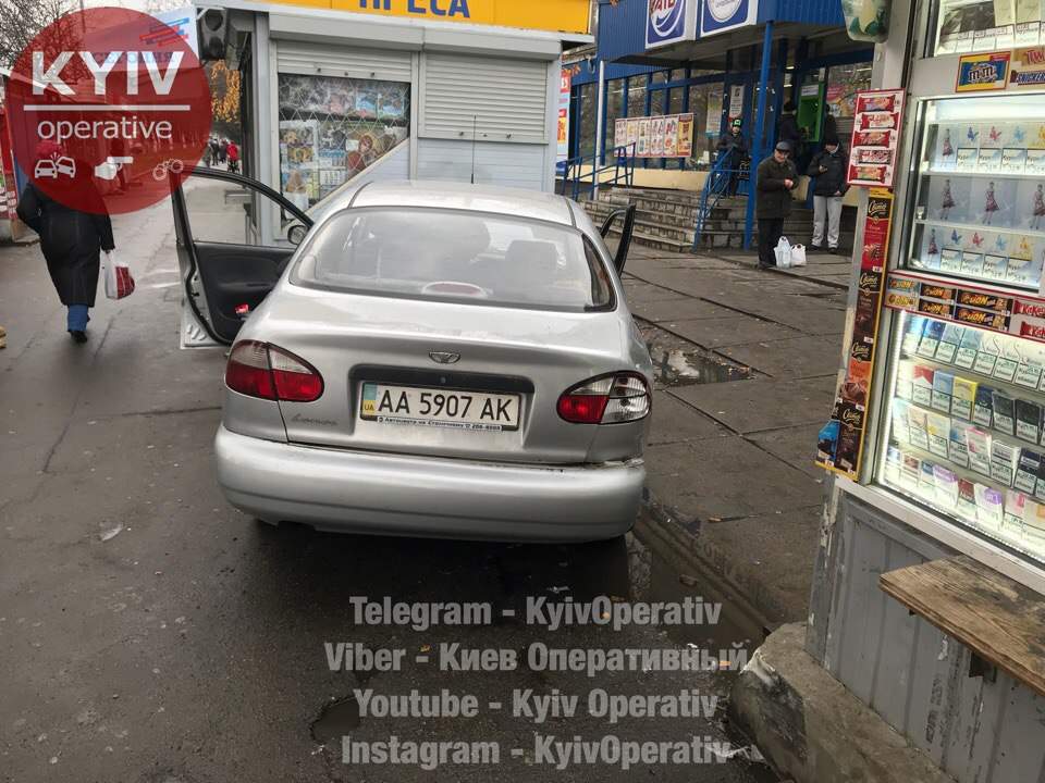 Очередное ДТП в Киеве: один из автомобилей отбросило в остановку транспорта (фото)