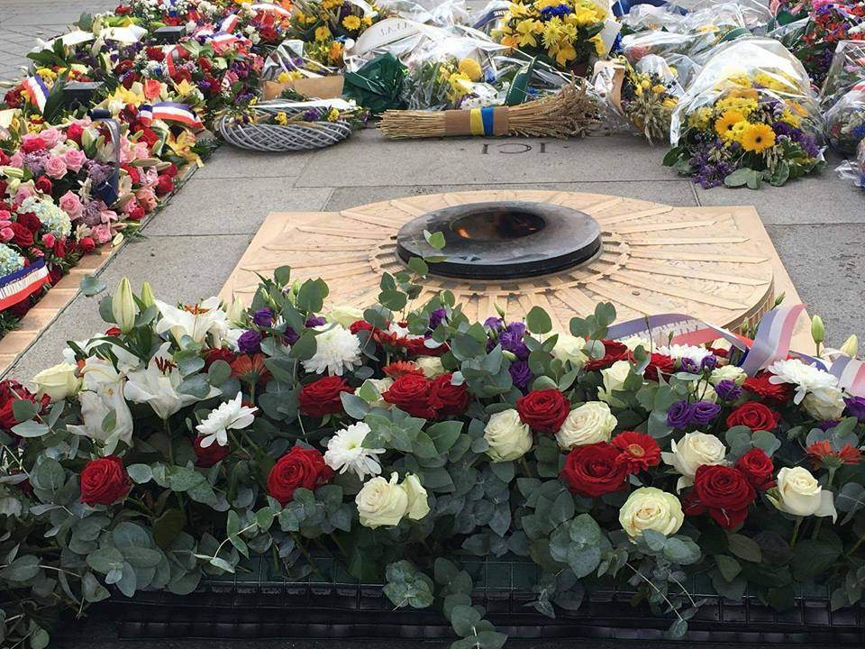 В Париже у Триумфальной арки украинская делегация почтила память падших в годы Голодомора (фото)