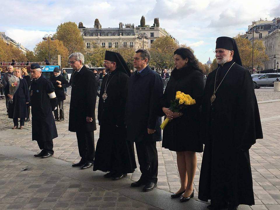 В Париже у Триумфальной арки украинская делегация почтила память падших в годы Голодомора (фото)