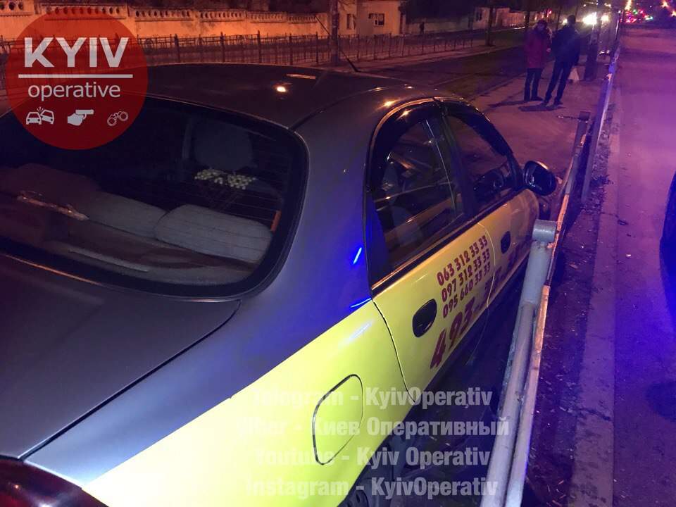 В Киеве пьяный таксист службы «Фаворит» въехал в ограждение (фото)