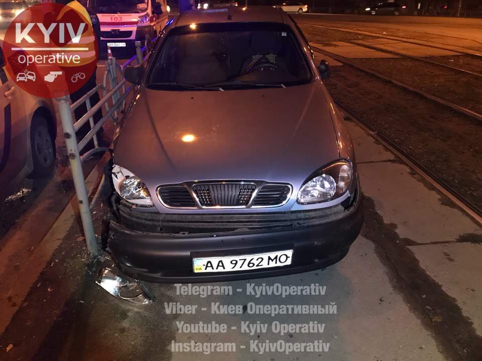 В Киеве пьяный таксист службы «Фаворит» въехал в ограждение (фото)