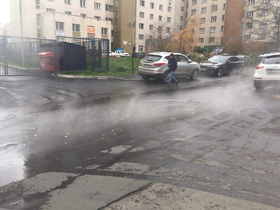 В столице жилой массив Отрадный «затопило» кипятком (фото)