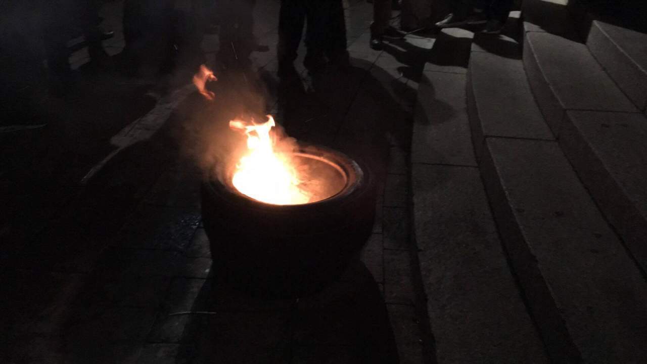 На Майдане активисты разбирали брусчатку и подожгли шины (фото)