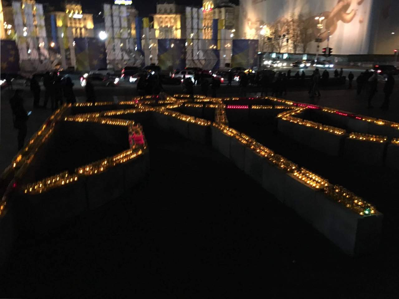 На Майдане активисты разбирали брусчатку и подожгли шины (фото)