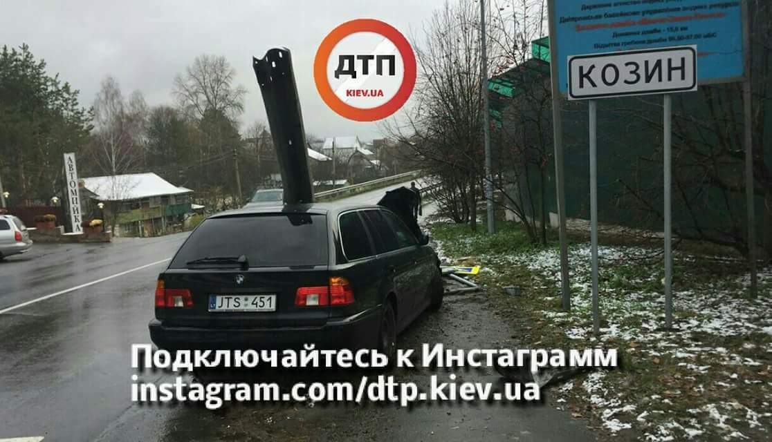 Под Киевом водитель BMW врезался в ограждение (фото)