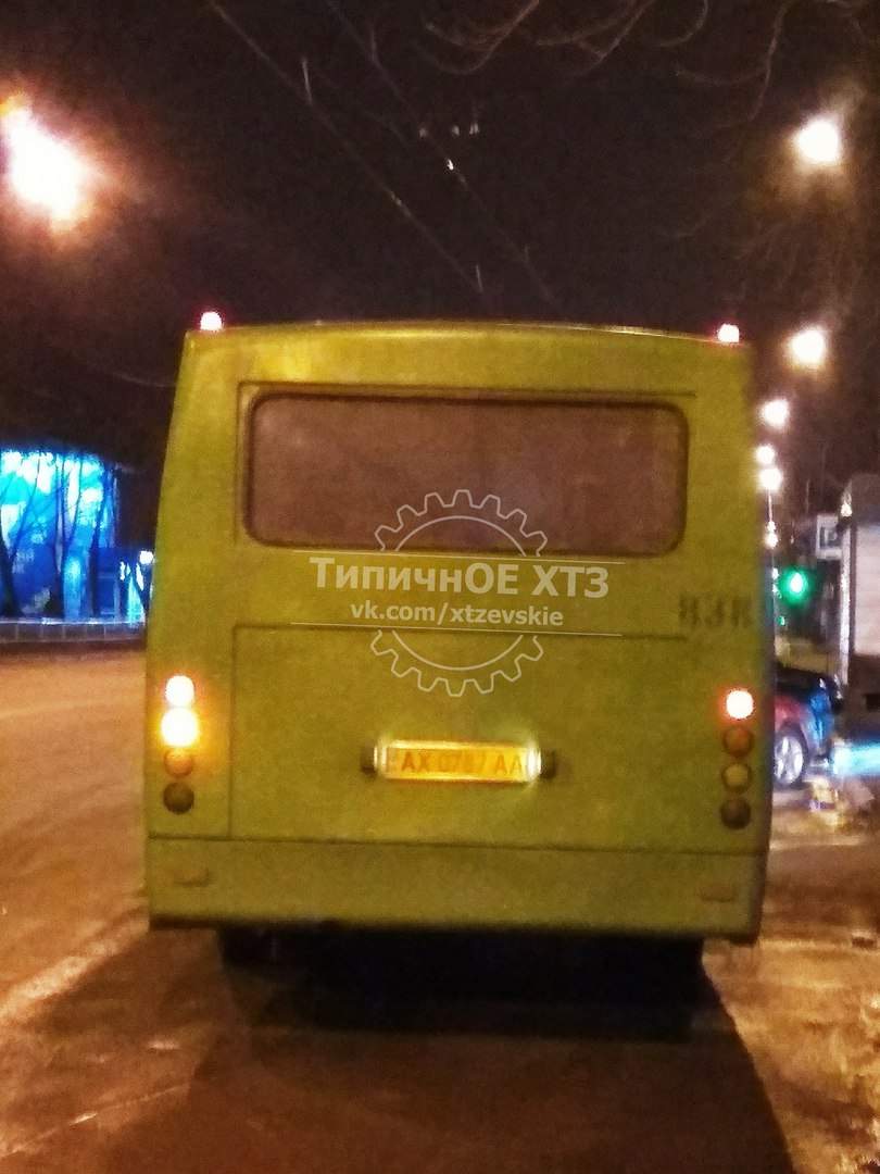 «Юлий Цезарь нашего времени»: в Харькове водитель автобуса во время движения занимался своими делами (видео)