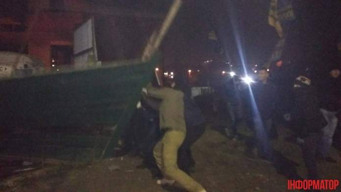 Взрыв в столице: Местные жители атаковали стройплощадку (Фото)
