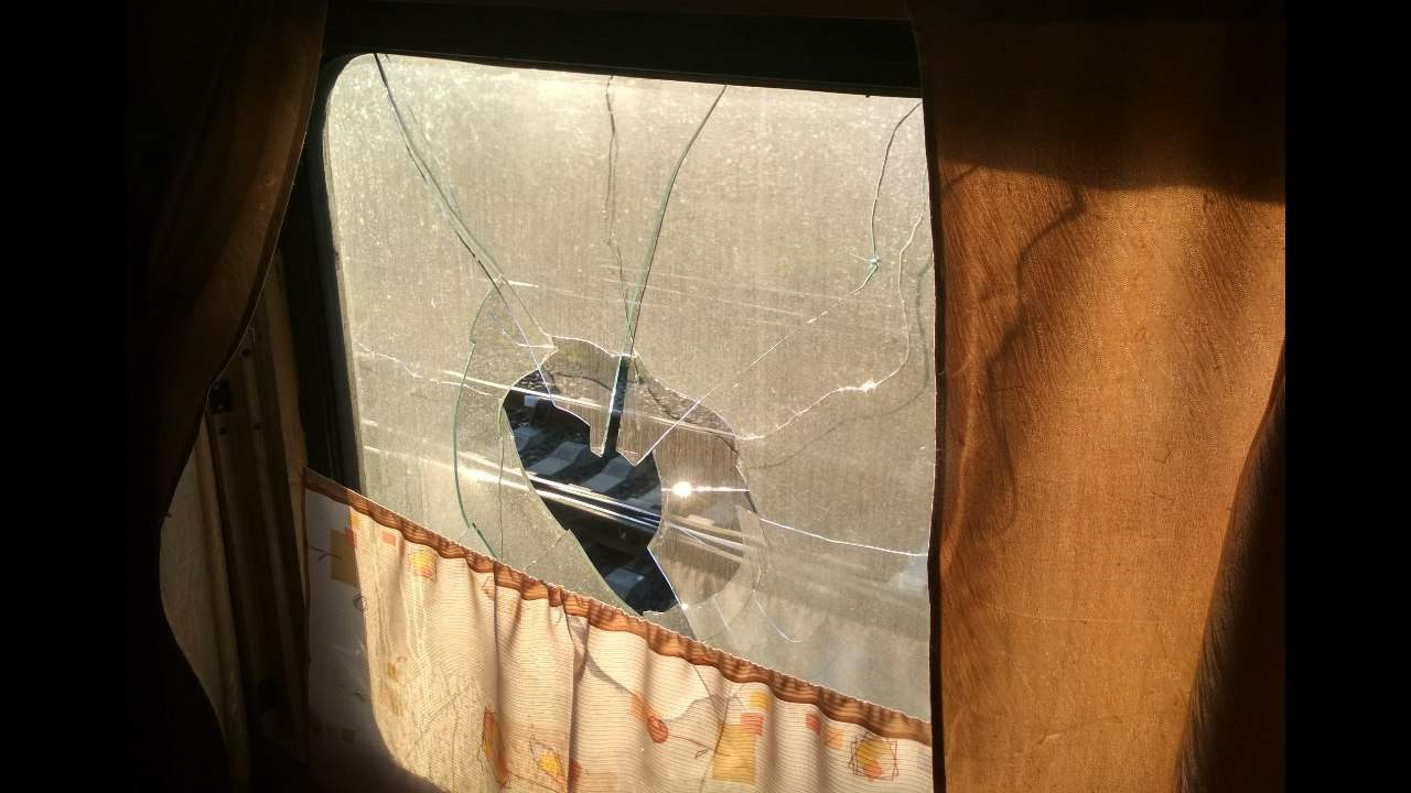 В окно поезда Одесса-Запорожье бросили кирпич (фото)